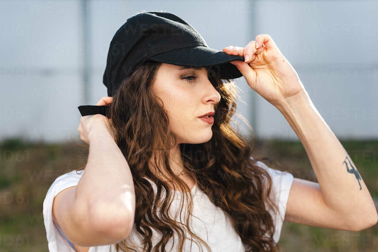 how-to-wear-a-baseball-cap-with-long-hair-allbodywears